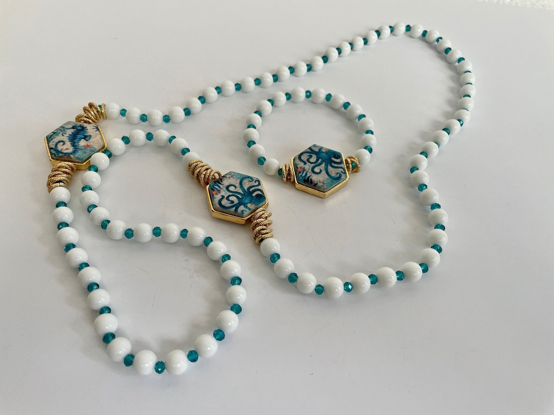 Collana lunga, perle di agata bianca e cristalli turchesi, collana mattonelle ceramica di caltagirone, collana bianca, collana polipi.!