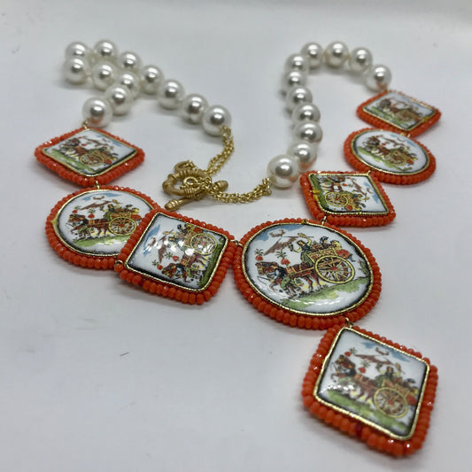 Collana siciliana, perle maiorca e mattonelle in ceramica di caltagirone, carretto siciliano.)