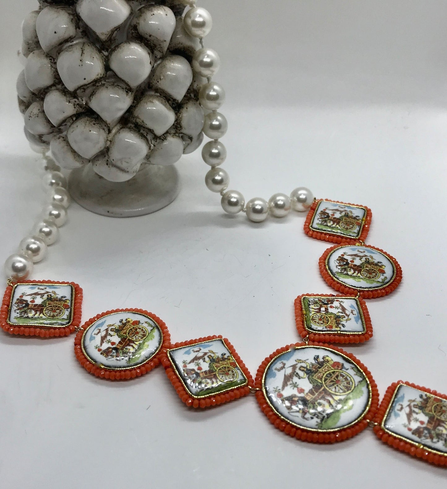 Collana siciliana, perle maiorca e mattonelle in ceramica di caltagirone, carretto siciliano.)