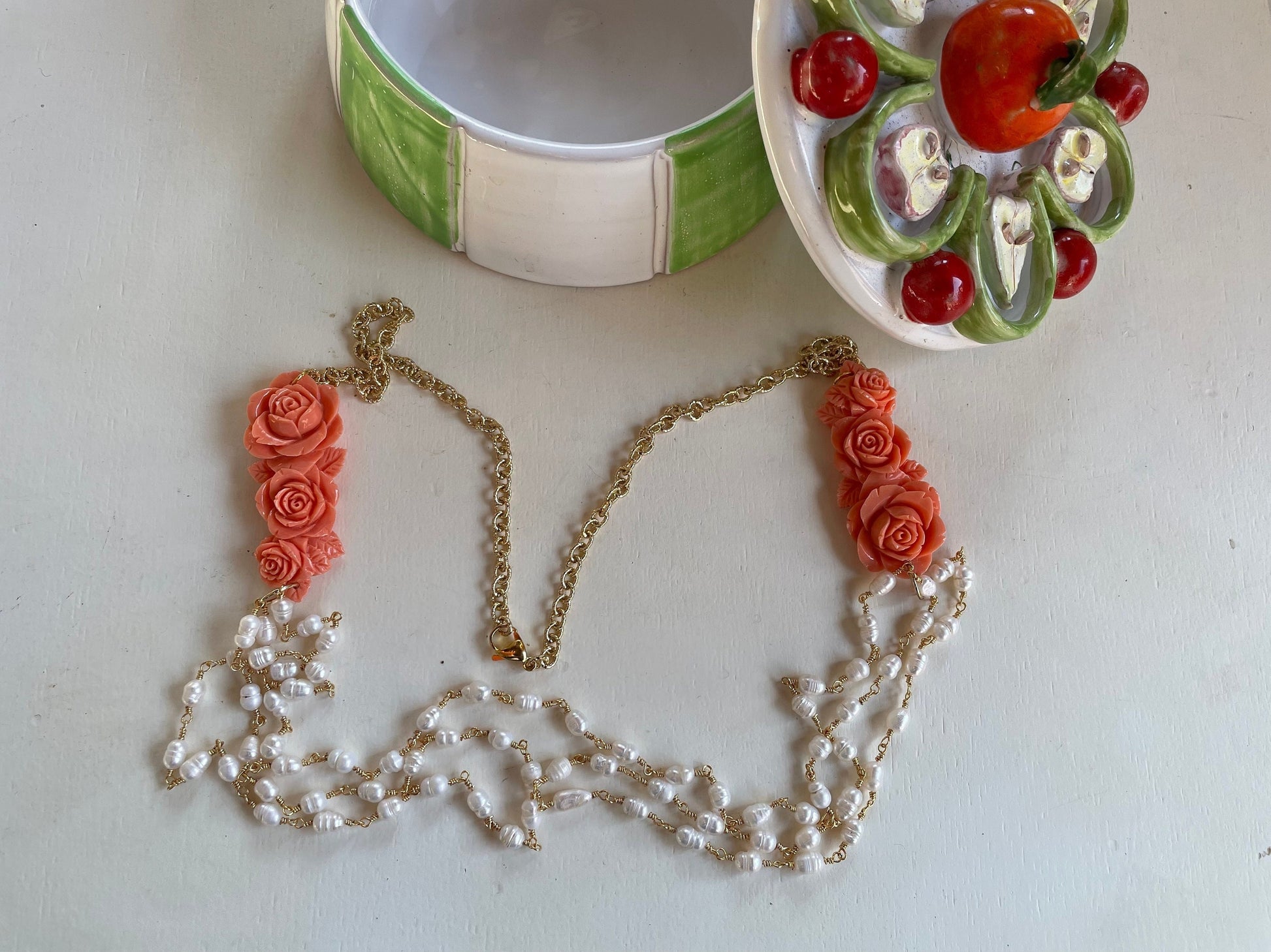 Collana maglia satinata, perle di fiume e rose di pasta di corallo.)