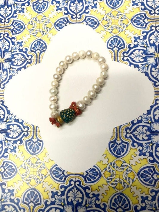 Bracciale elastico con perle di fiume, pigna in ceramica di caltagirone e chips di corallo. regalo ragazza.)