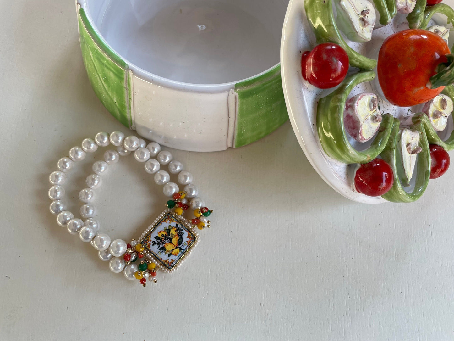 Bracciale elastico, 2 fili di perle, mattonella ceramica di caltagirone decorata con limoni.)