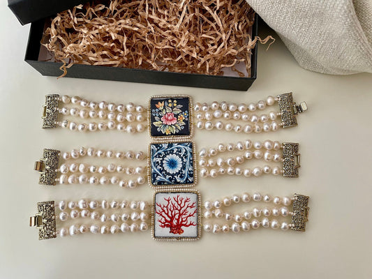 Bracciali con tre fili di perle di fiume, mattonella ceramica di caltagirone, chiusura ottone filigranata. regalo per lei.)