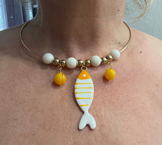 Collana girocollo rigida, collana a cerchio placcato oro, collana con pesce smaltato a fuoco bianco e giallo, perle bianche e gialle.&