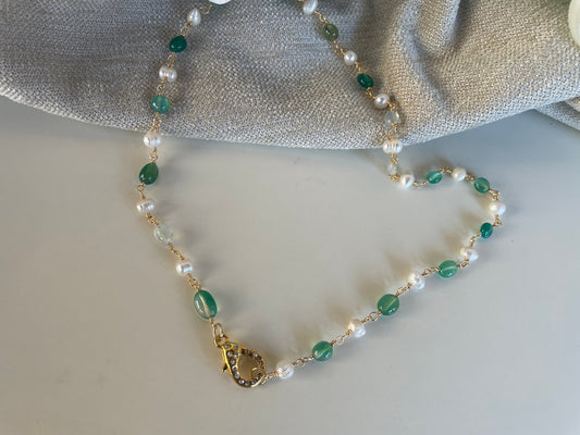 Collana perle di fiume e Fluorite verde, collana girocollo, Collana con catena Rosario, chiusura gioiello acciaio 316L, oro 14k e zirconi.&