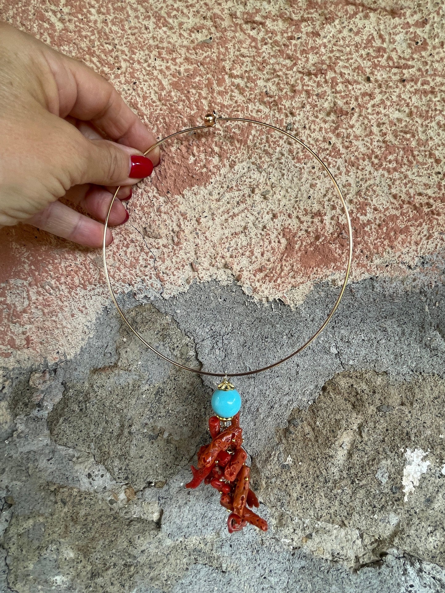 Collare rigido con pendente, collana a cerchio rigida, ciondolo maxi con perla turchese e grappolo di pezzi di corallo AUTENTICO.ç