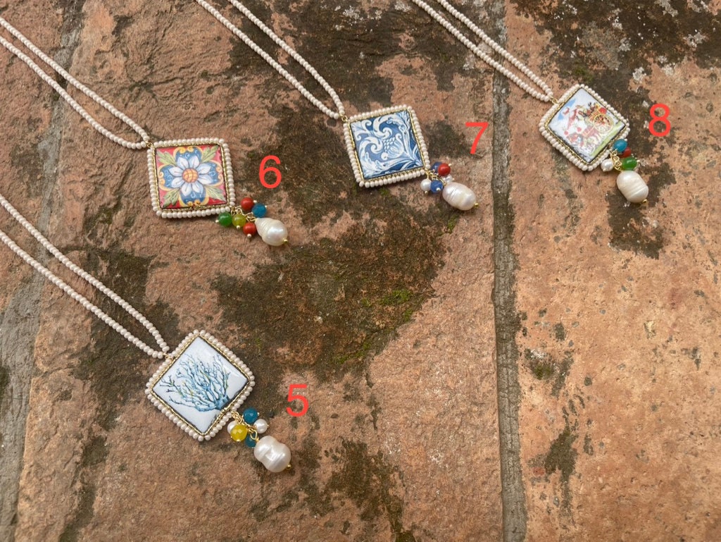 Collana filo microperle di fiume, ciondolo mattonella ceramica di Caltagirone, grappolo pietre dure e perle di fiume, regalo per lei.!