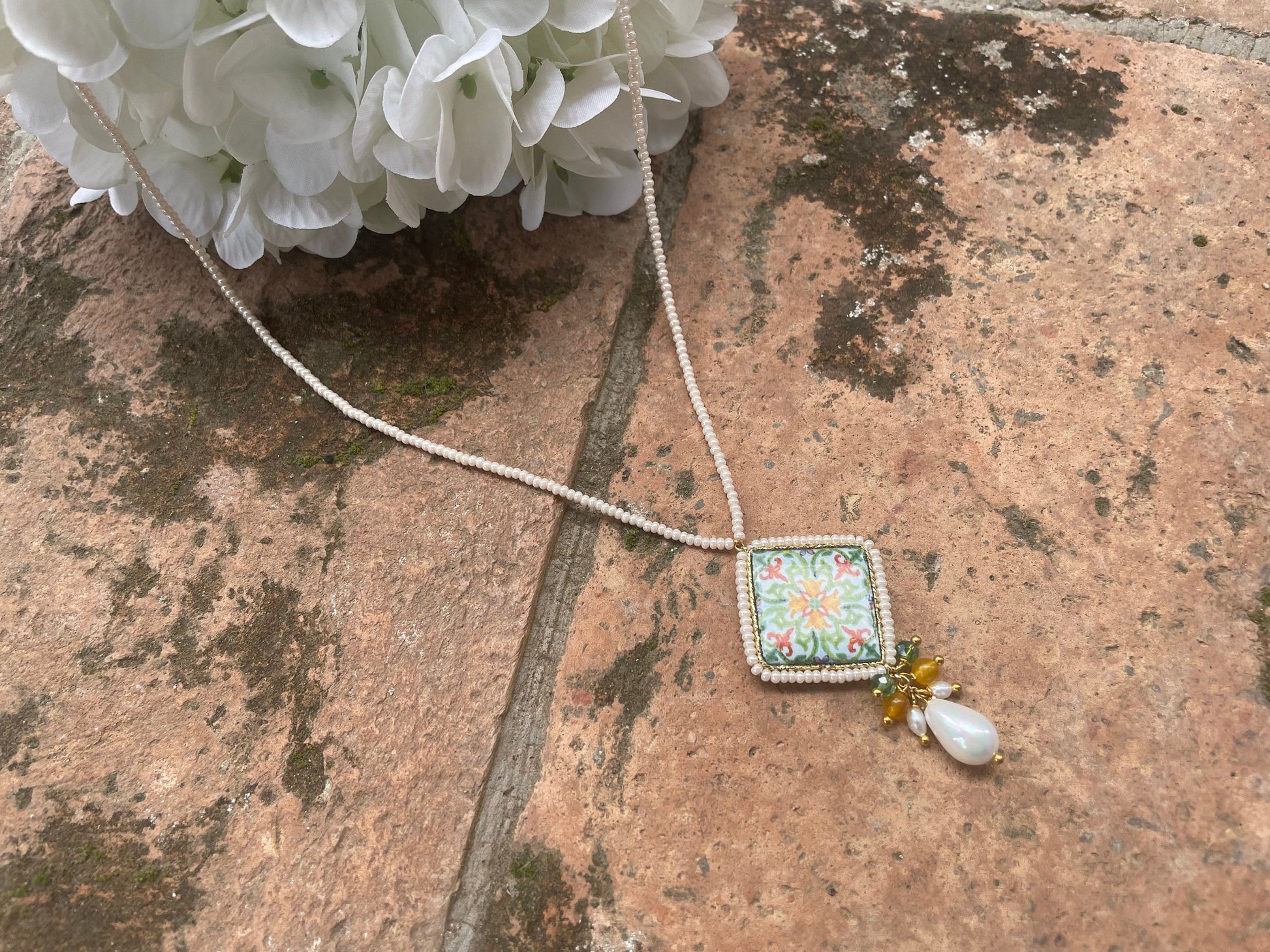 Collana filo microperle di fiume, ciondolo mattonella ceramica di Caltagirone, grappolo pietre dure e perle di fiume, regalo per lei.!