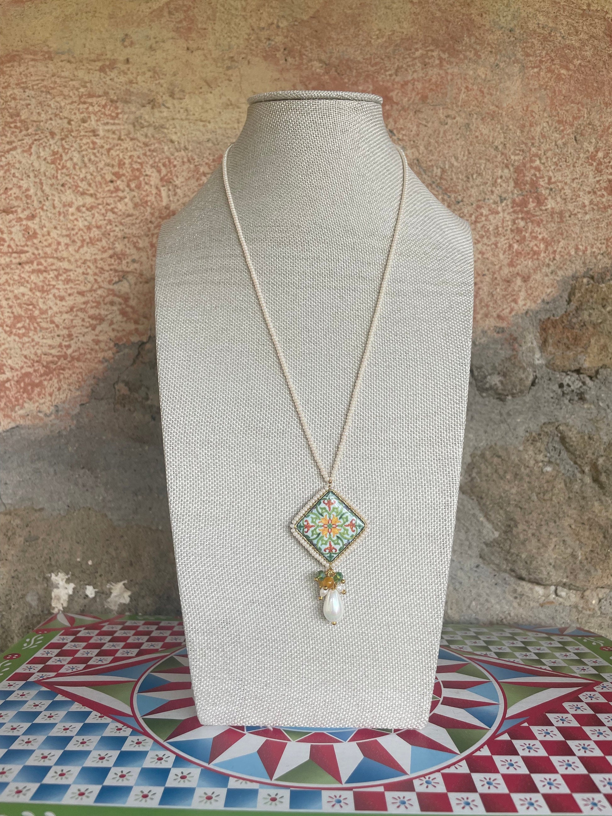 Collana filo microperle di fiume, ciondolo mattonella ceramica di Caltagirone, grappolo pietre dure e perle di fiume, regalo per lei.!