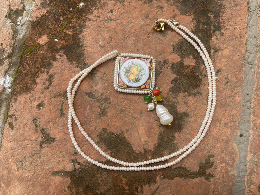 Collana filo microperle di fiume, ciondolo mattonella ceramica di Caltagirone, grappolo pietre dure e perle di fiume, regalo per lei.)