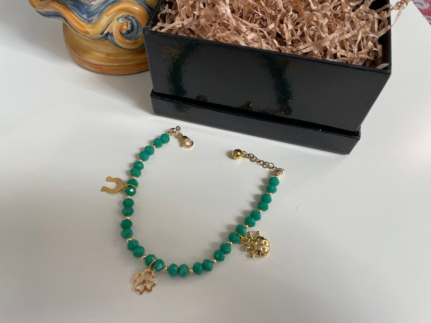 Bracciale Sikelia, Braccialetto regolabile con cristalli colorati e charms assortiti. regalo ragazza.