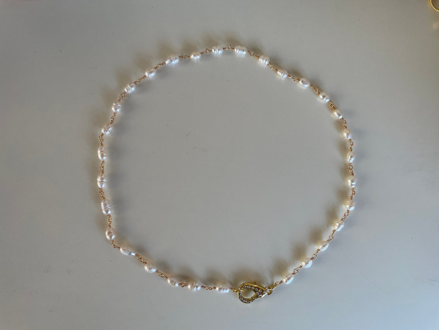 Collana delicata di perle di fiume, catena rosario, collana girocollo, chiusura gioiello acciaio inossidabile, oro e zirconi.&