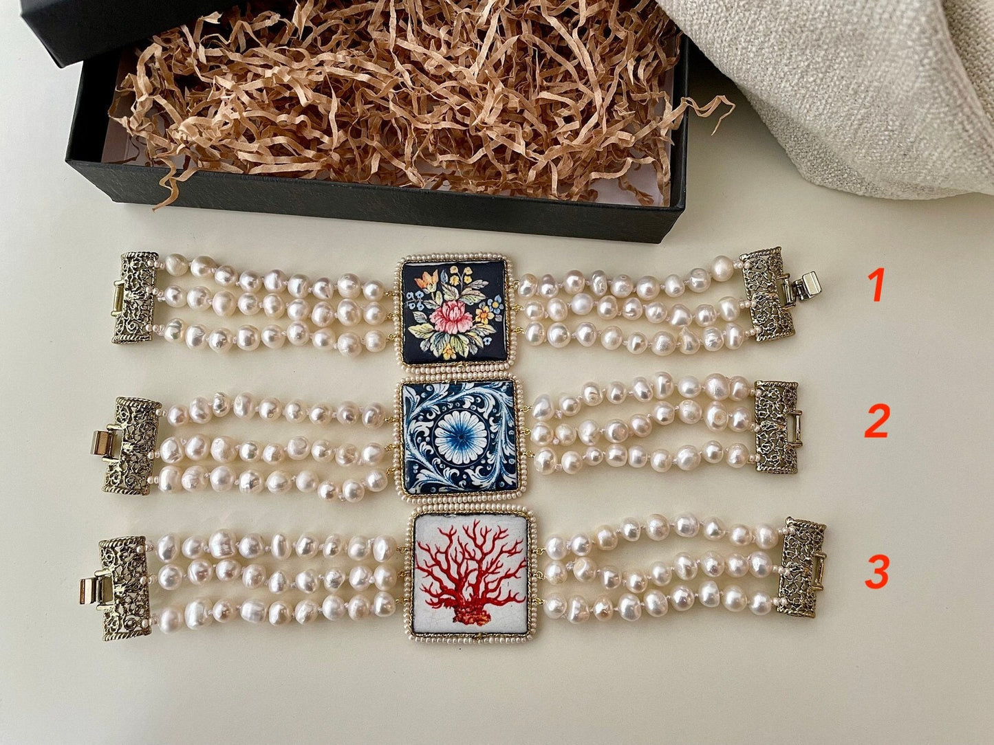 Bracciali con tre fili di perle di fiume, bracciale mattonella ceramica di Caltagirone, chiusura ottone filigranata. Regalo per lei.