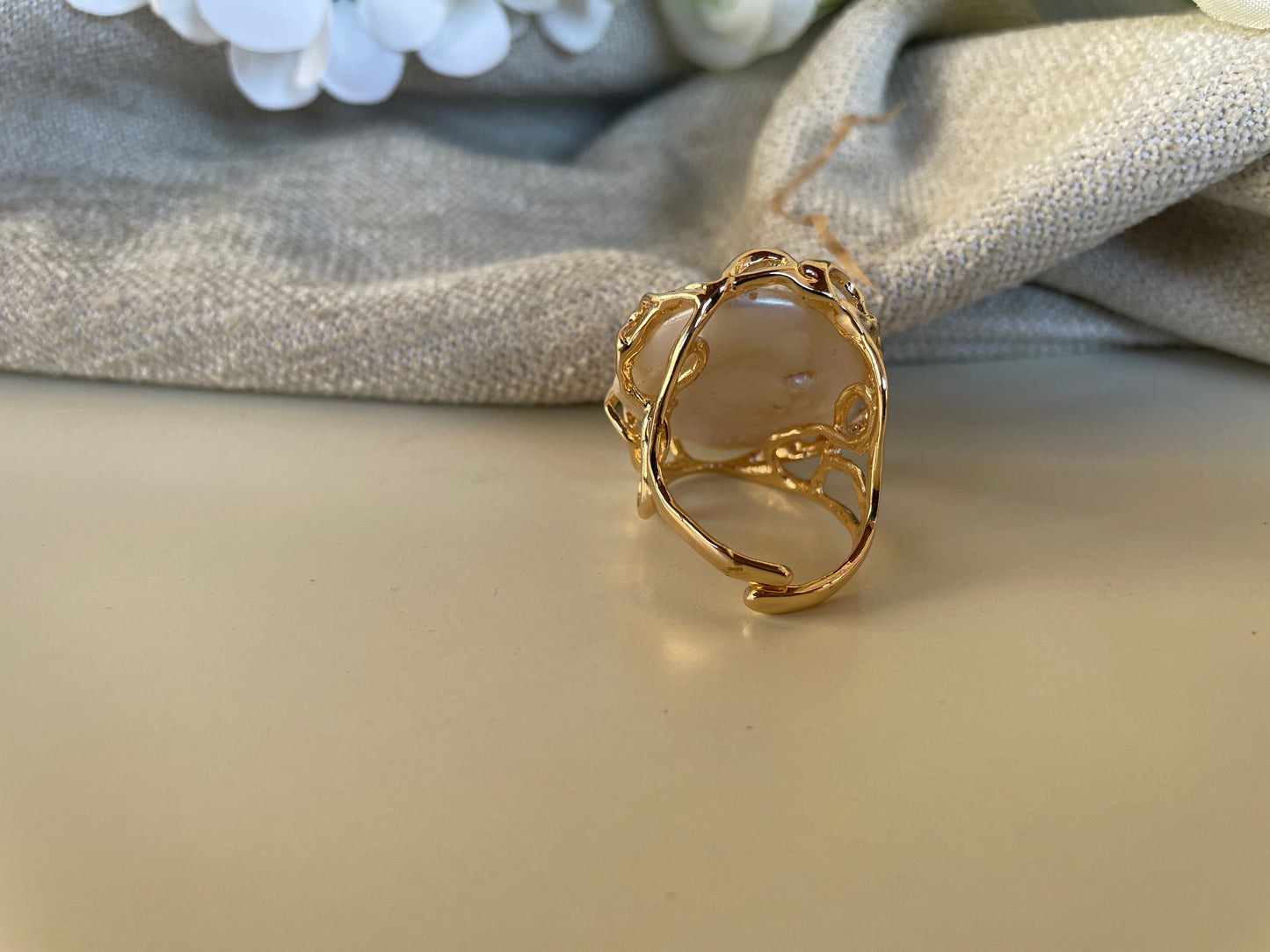 Anello maxi, anello scultura, anello regolabile, grande perla barocca piatta e tonda, anello regolabile, stile boho, struttura ottone.)