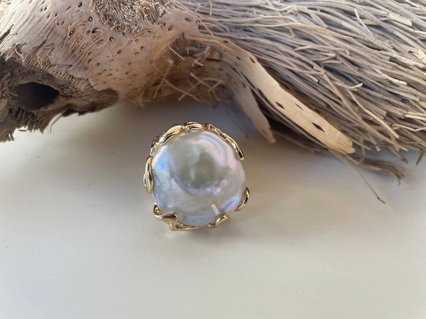 Anello maxi, anello scultura, anello regolabile, grande perla barocca piatta e tonda, anello regolabile, stile boho, struttura ottone.)