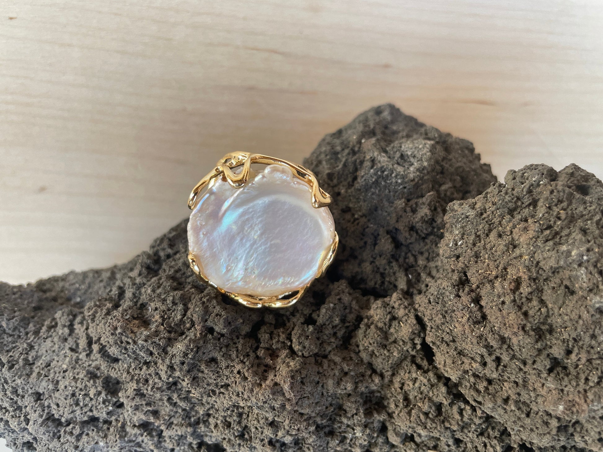 Anello maxi, anello scultura, anello regolabile, grande perla barocca piatta e tonda, anello regolabile, stile boho, struttura ottone.)