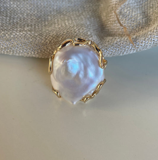 Anello maxi, anello scultura, anello regolabile, grande perla barocca piatta e tonda, anello regolabile, stile boho, struttura ottone.<