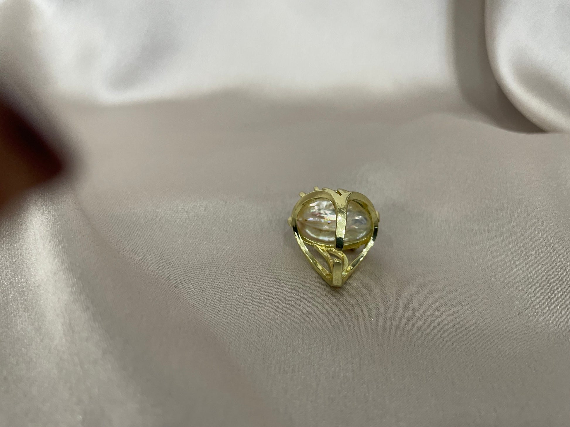 Anello maxi, anello scultura, anello regolabile, perla barocca ovale, anello regolabile, stile boho, struttura ottone)