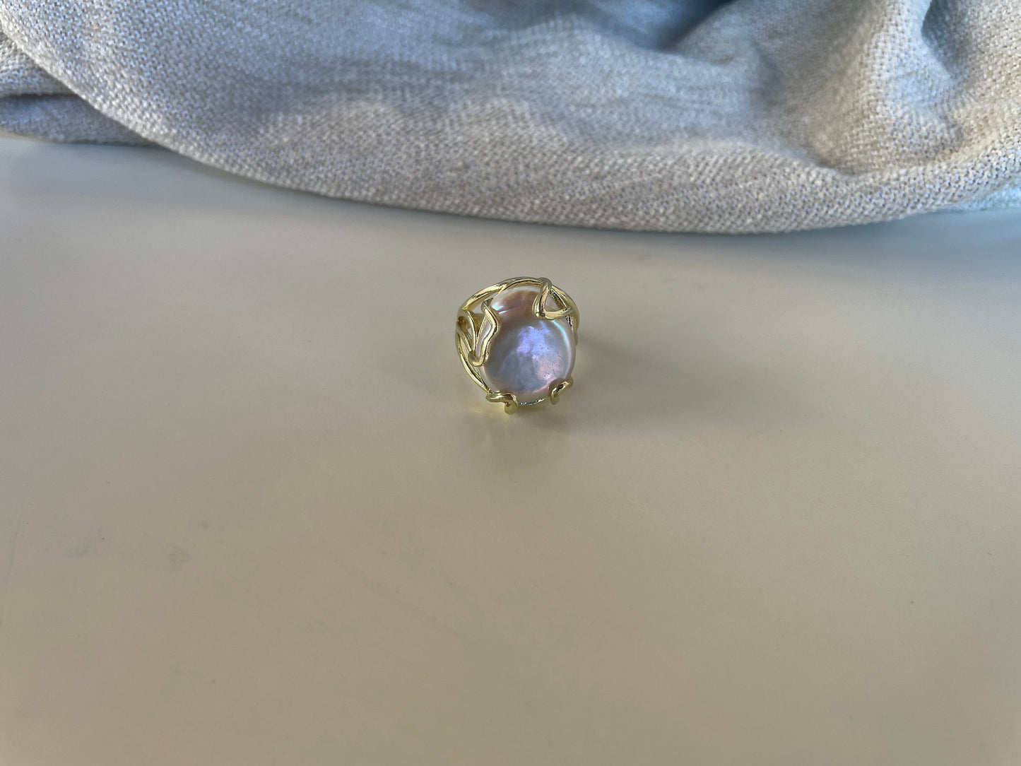 Anello maxi, anello scultura, anello regolabile, perla barocca ovale, anello regolabile, stile boho, struttura ottone)