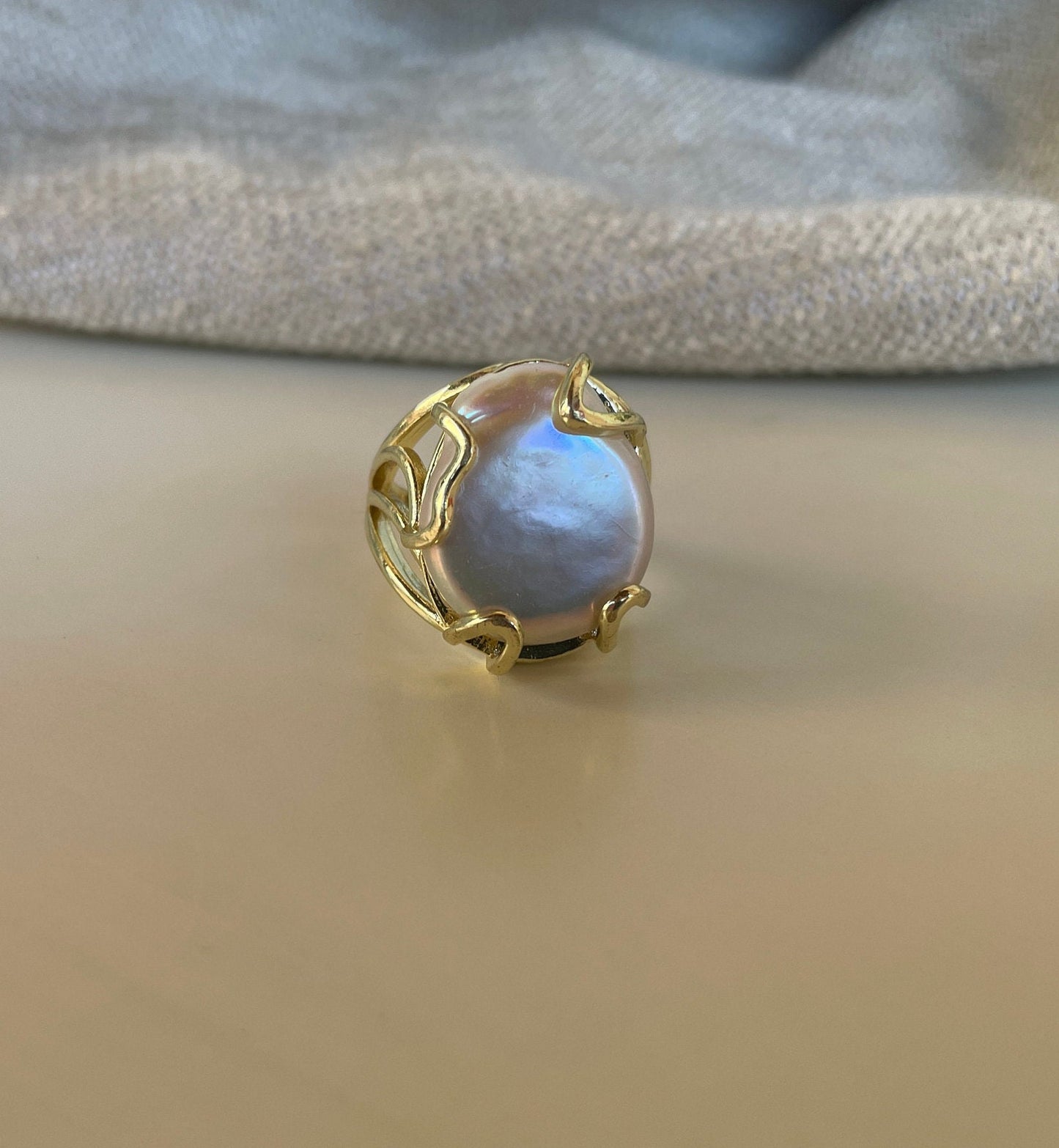 Anello maxi, anello scultura, anello regolabile, perla barocca ovale, anello regolabile, stile boho, struttura ottone)