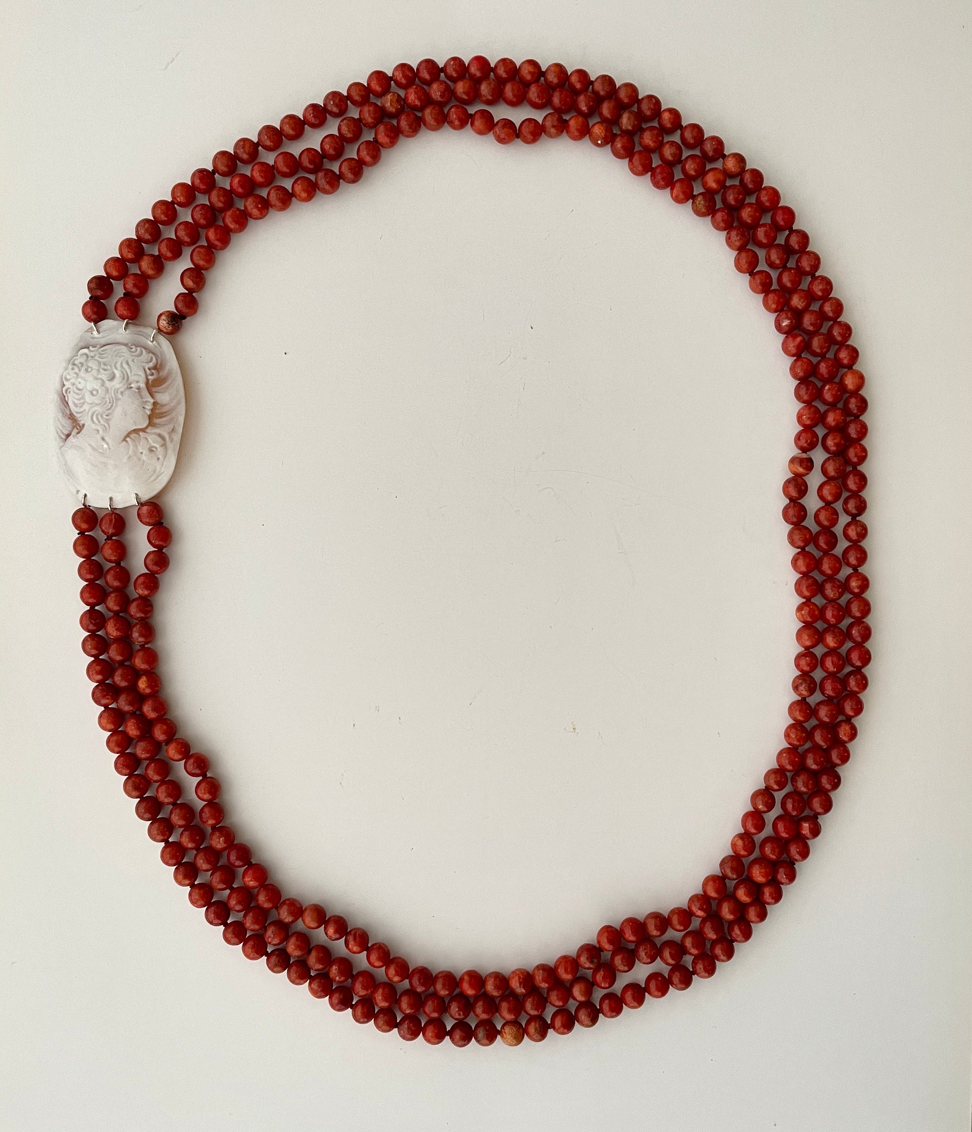 Collana multifilo con perle di Madrepora rossa, grande Cammeo ovale con ritratto femminile, cammeo autentico di Torre del Greco.|