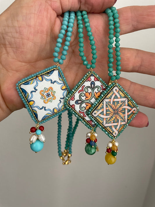 Collana con mattonella di Caltagirone, collana maiolica siciliana, collana con cristalli, gioielli Caltagirone, idea regalo unisex.!