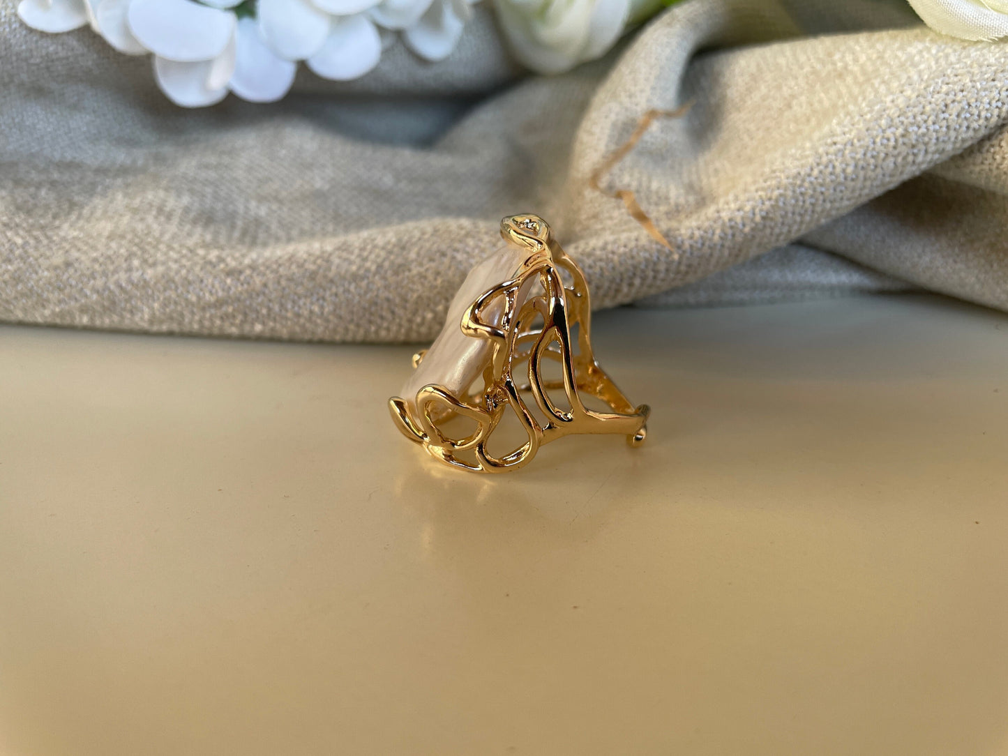 Anello maxi, anello scultura, anello regolabile, grande perla barocca piatta e tonda, anello regolabile, stile boho, struttura ottone.)