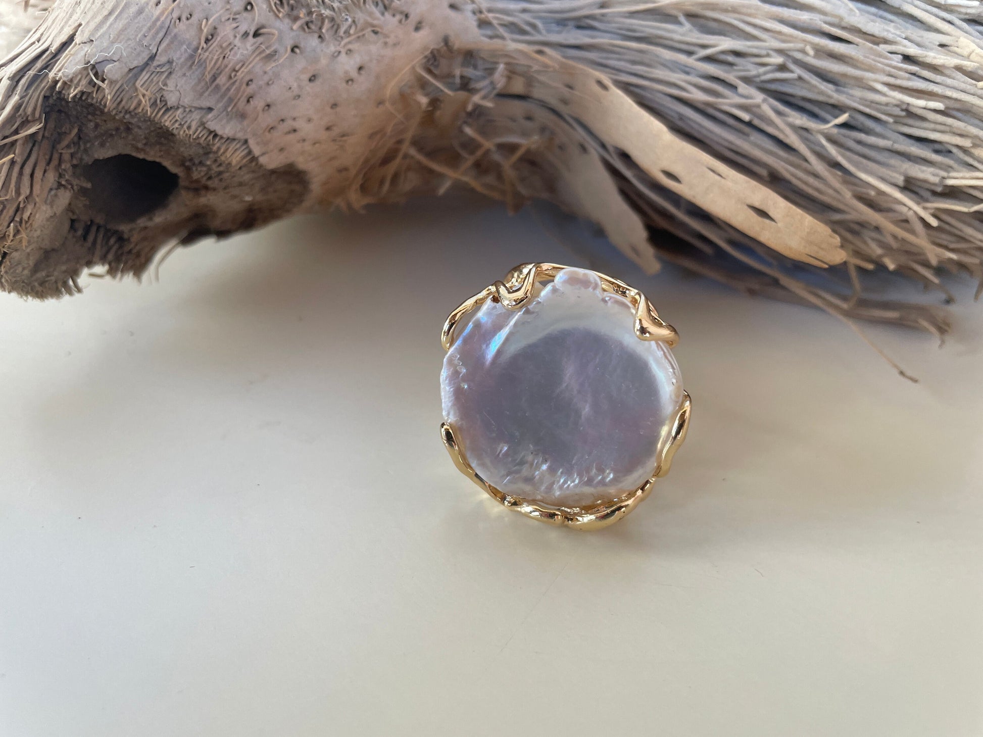 Anello maxi, anello scultura, anello regolabile, grande perla barocca piatta e tonda, anello regolabile, stile boho, struttura ottone.)