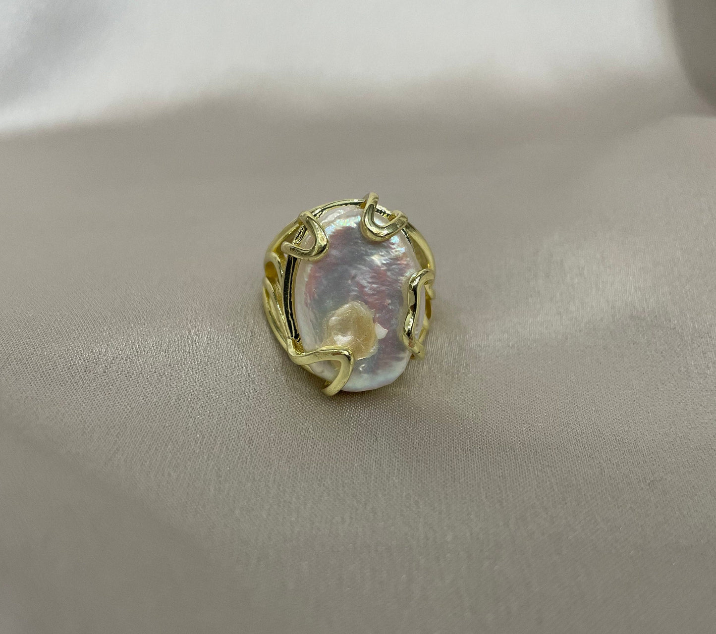 Anello maxi, anello scultura, anello regolabile, perla barocca ovale, anello regolabile, stile boho, struttura ottone)