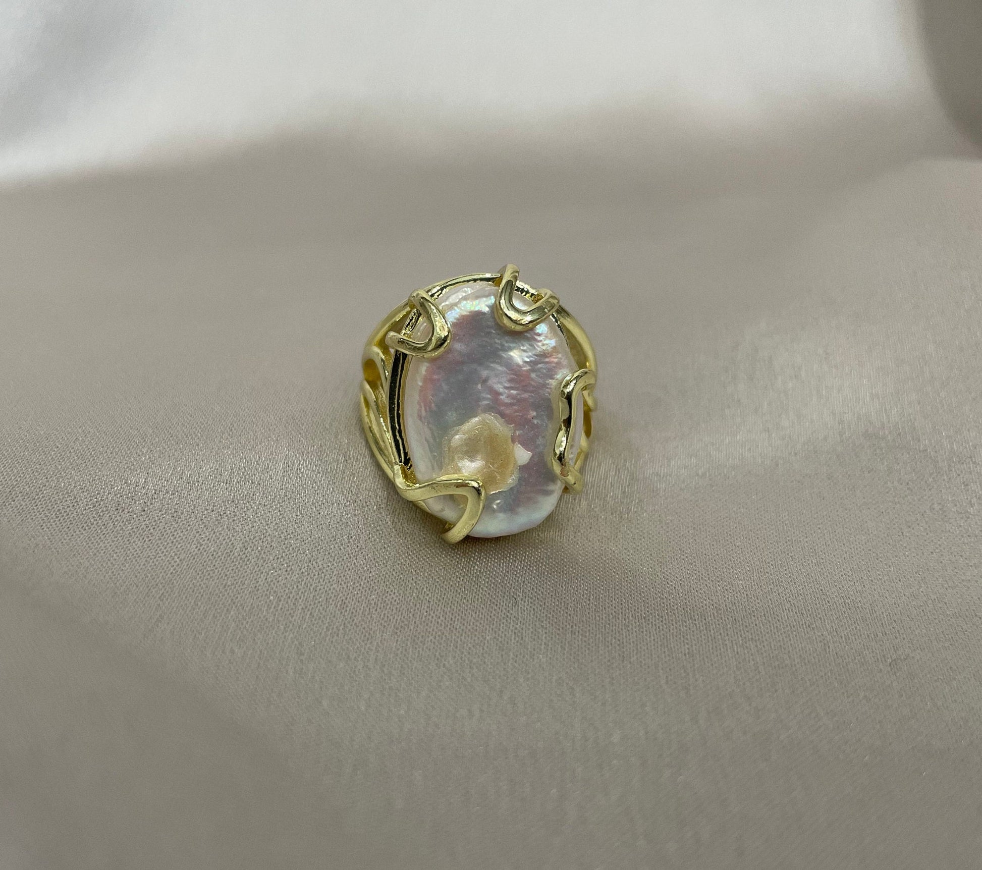 Anello maxi, anello scultura, anello regolabile, perla barocca ovale, anello regolabile, stile boho, struttura ottone)