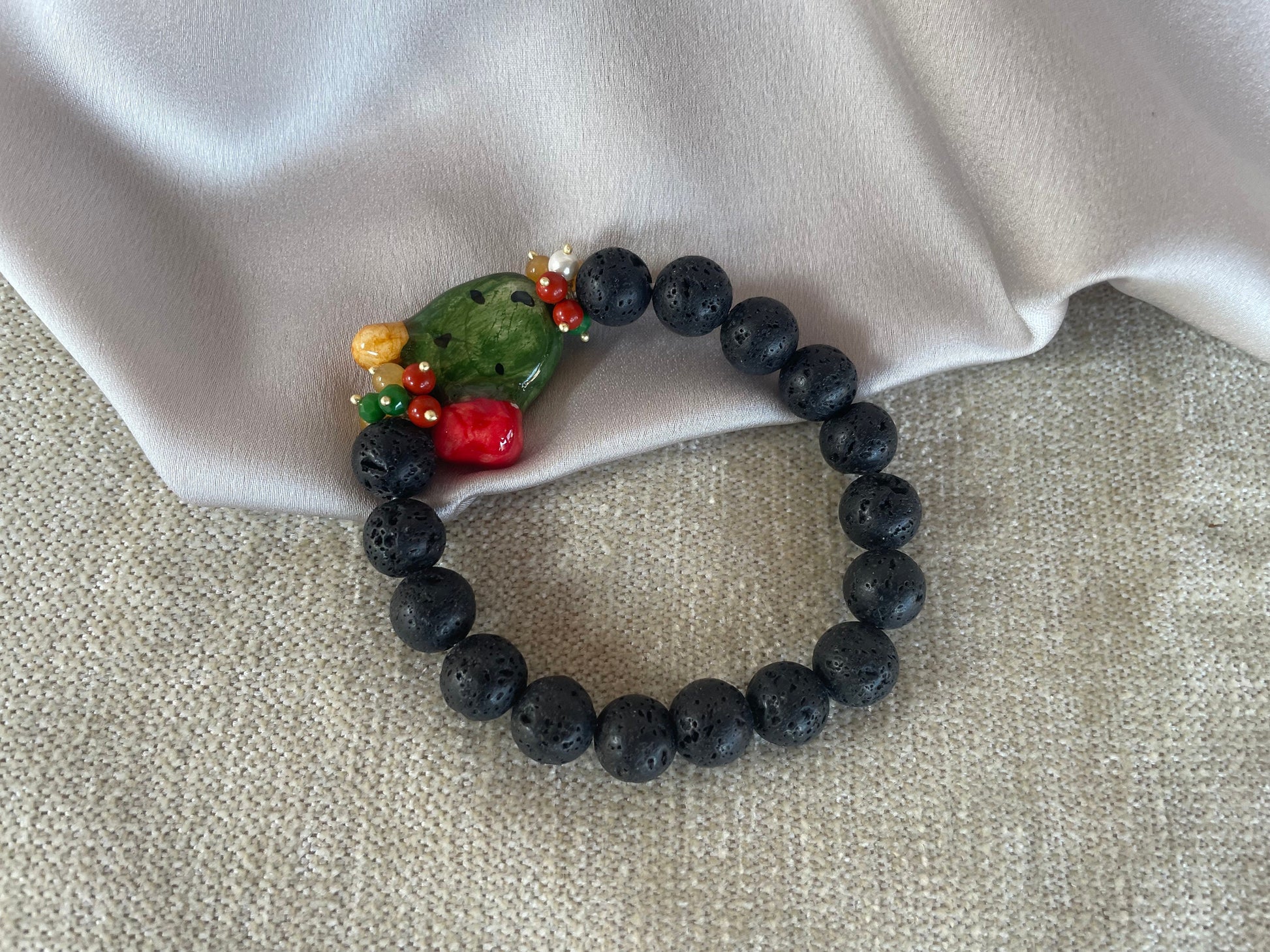 Bracciale Sikelia elastico, bracciale siciliano, perle di lava, Fico d'India in ceramica di Caltagirone, bracciale nero, regalo ragazza.