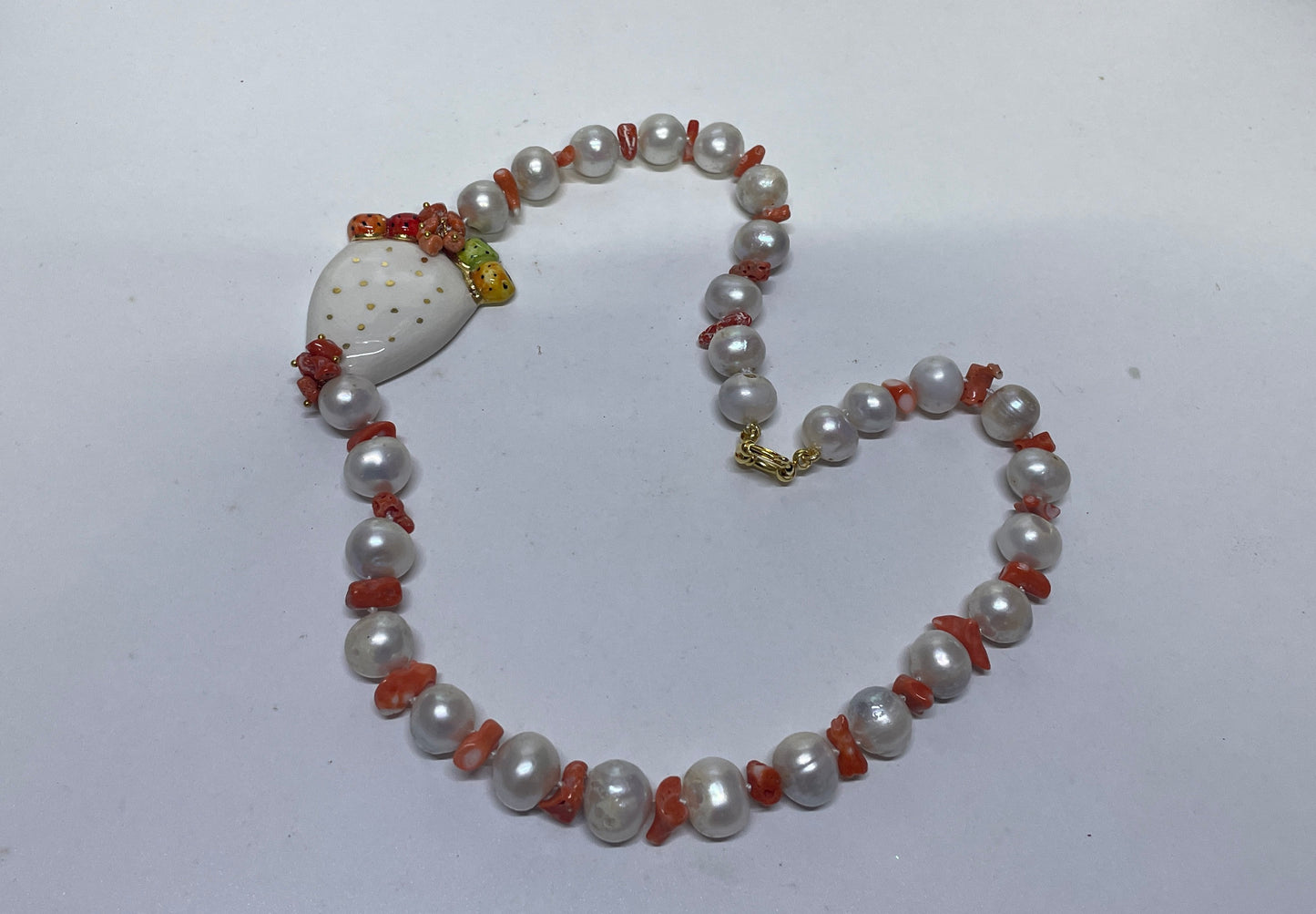 Collana perle barocche, corallo autentico del Mediterraneo, collana con Fico d'India ceramica di Caltagirone dipinto a mano.ç