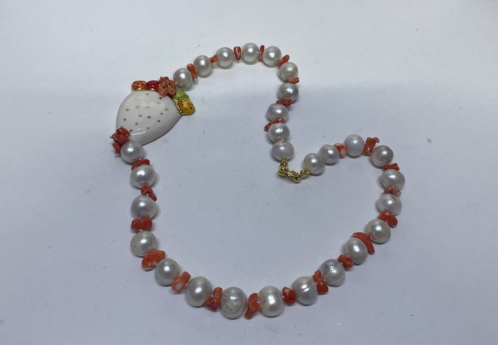 Collana perle barocche, corallo autentico del Mediterraneo, collana con Fico d'India ceramica di Caltagirone dipinto a mano.ç
