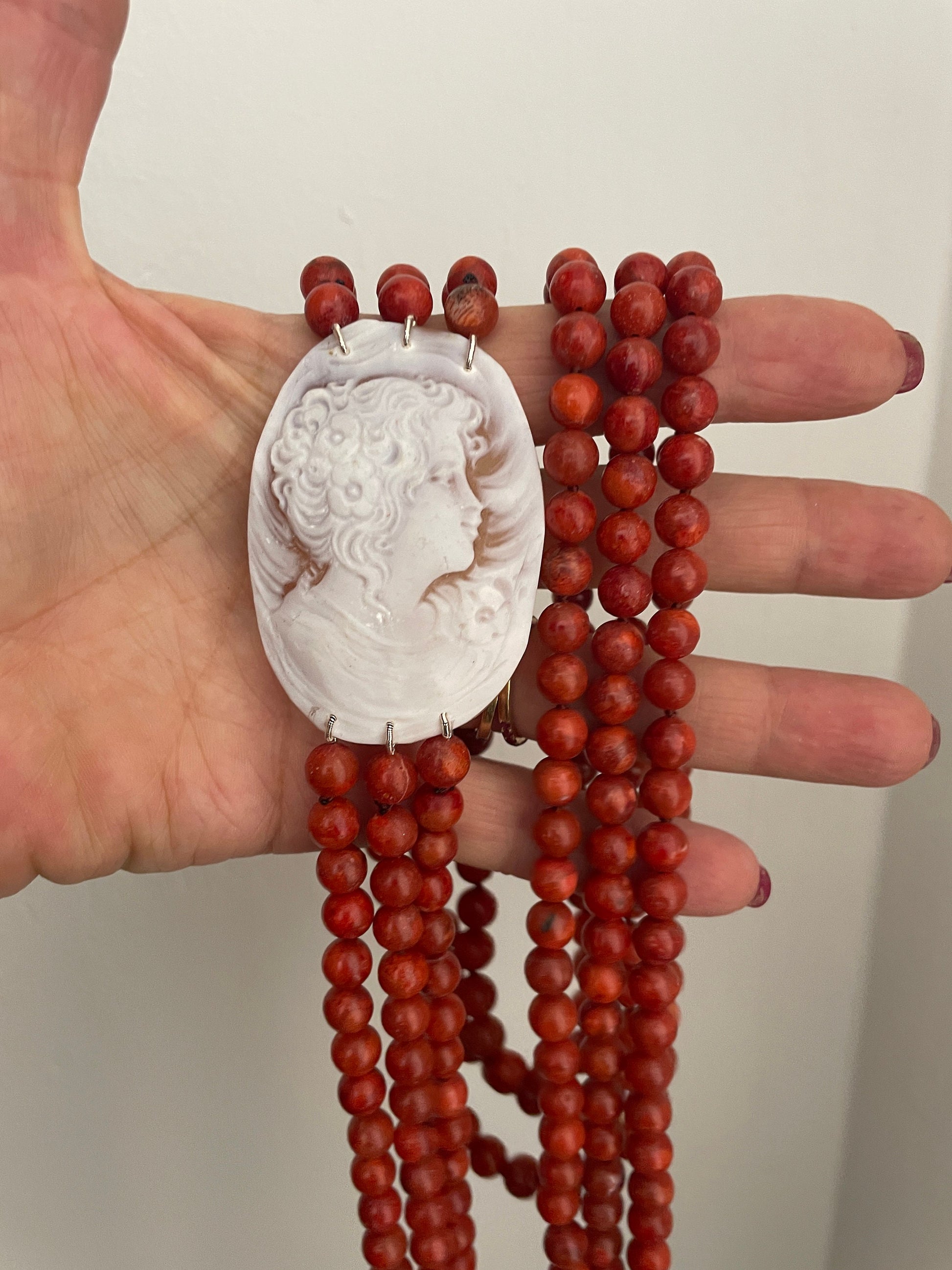 Collana multifilo con perle di Madrepora rossa, grande Cammeo ovale con ritratto femminile, cammeo autentico di Torre del Greco.|