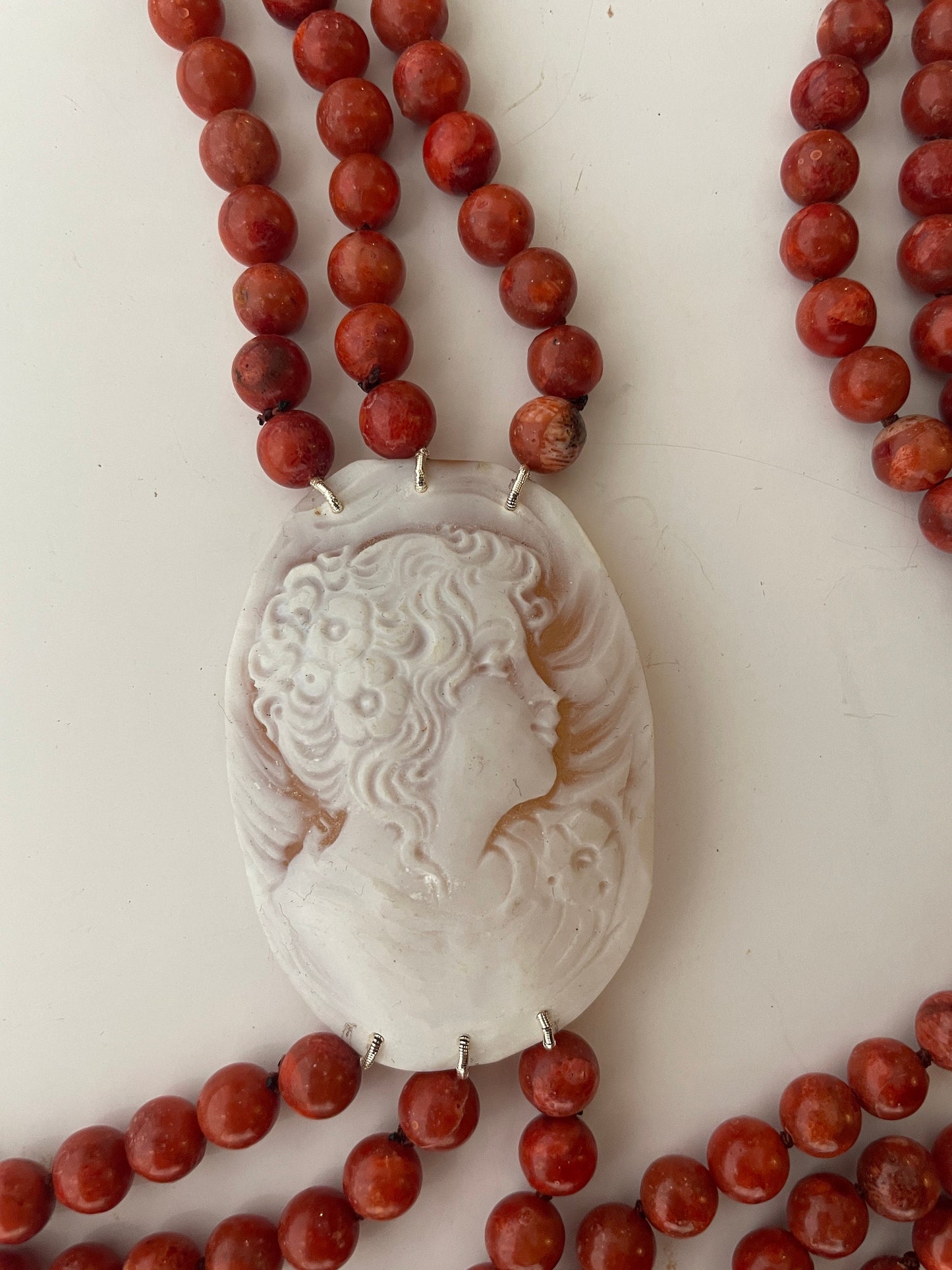 Collana multifilo con perle di Madrepora rossa, grande Cammeo ovale con ritratto femminile, cammeo autentico di Torre del Greco.|