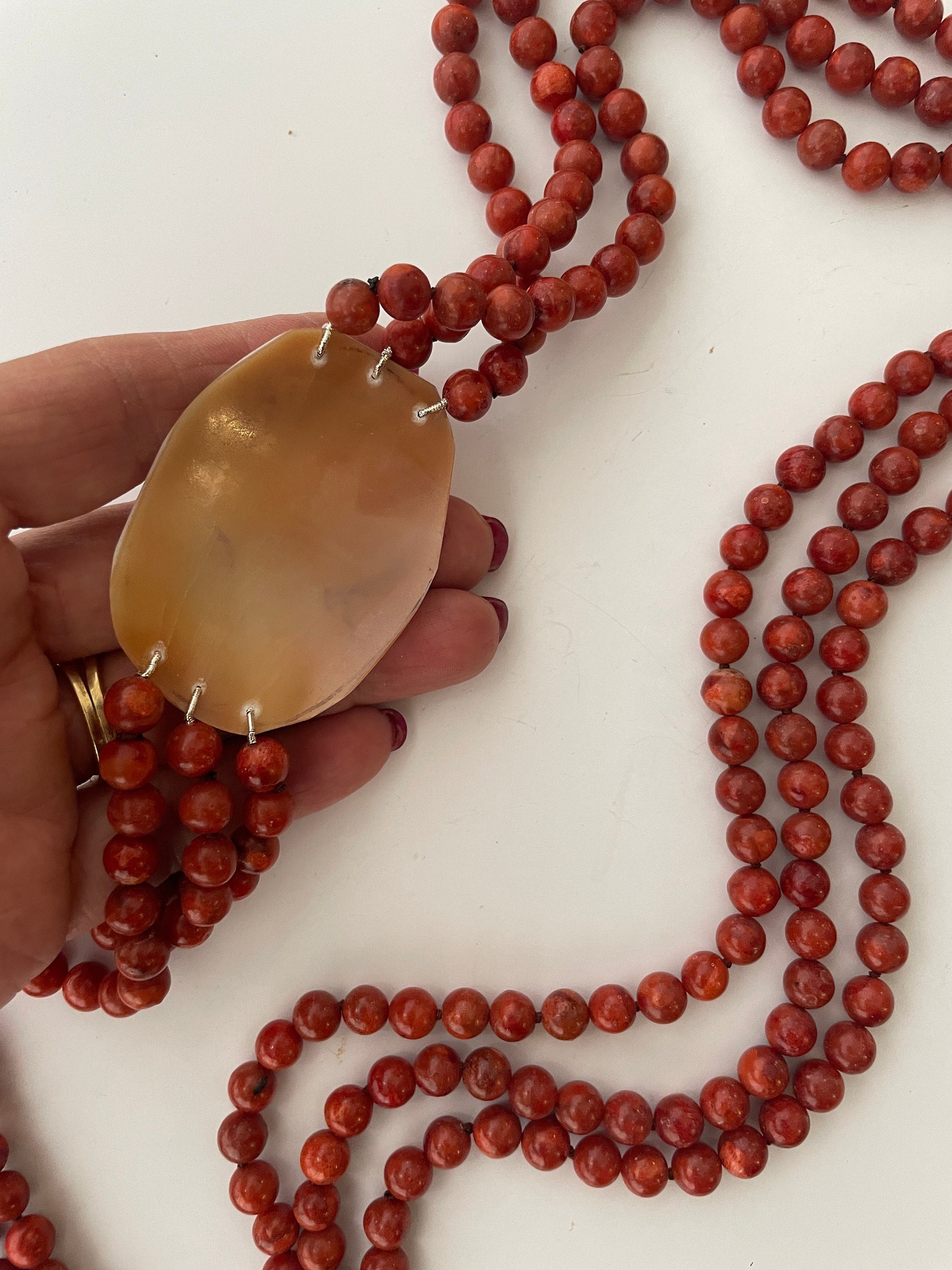 Collana multifilo con perle di Madrepora rossa, grande Cammeo ovale con ritratto femminile, cammeo autentico di Torre del Greco.|