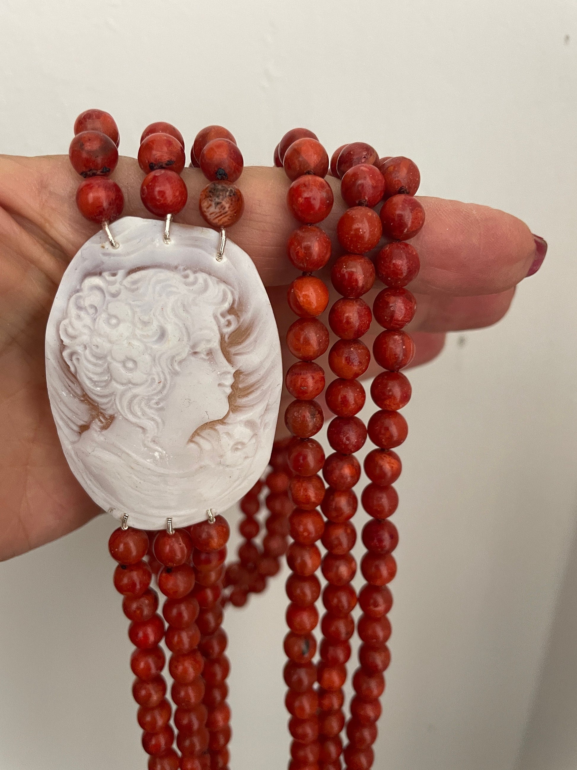 Collana multifilo con perle di Madrepora rossa, grande Cammeo ovale con ritratto femminile, cammeo autentico di Torre del Greco.|