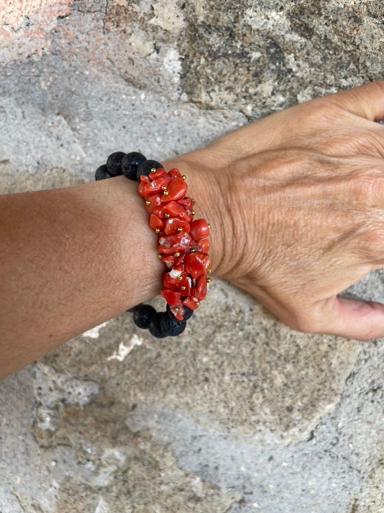 Bracciale Sikelia, Bracciale elastico in pietra lavica e chips di corallo. regalo ragazza.