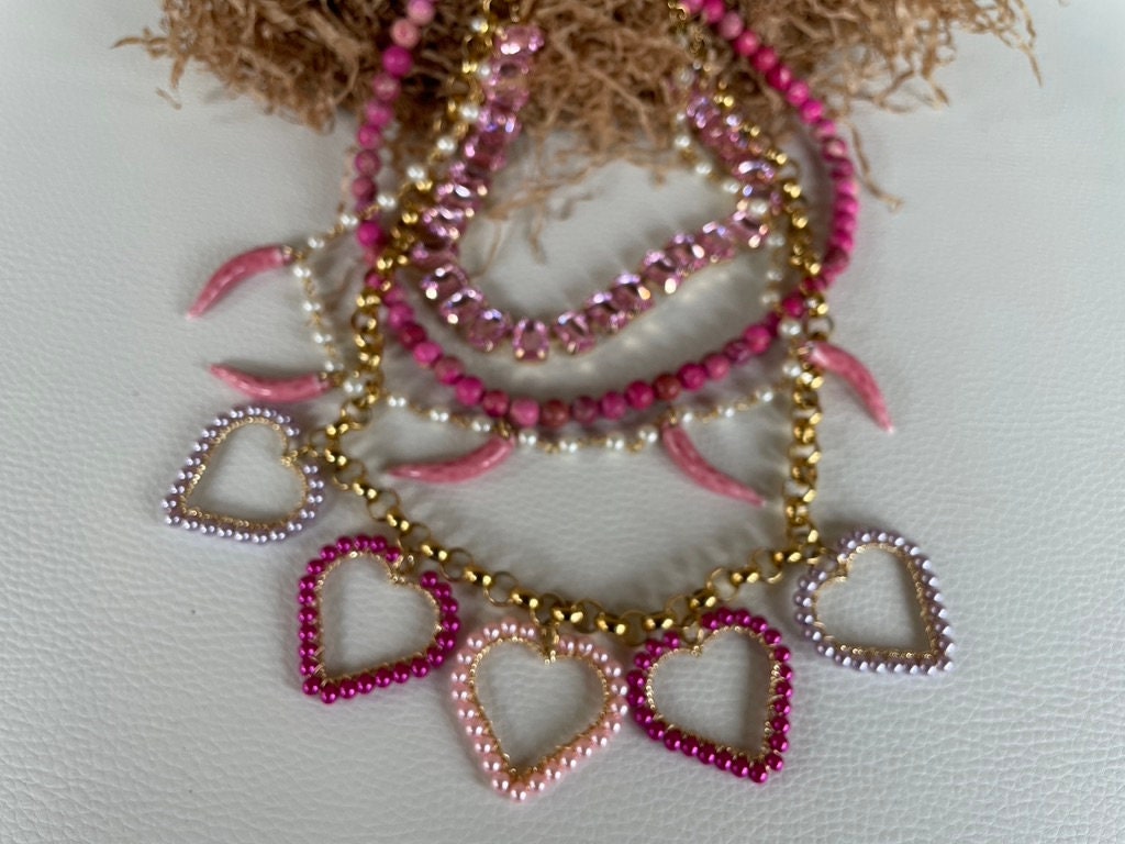 Collana composita, cinque fili, cristalli, corni ceramica, diaspro rosa, perle, cuori colorati, collana rosa, collana boho.&