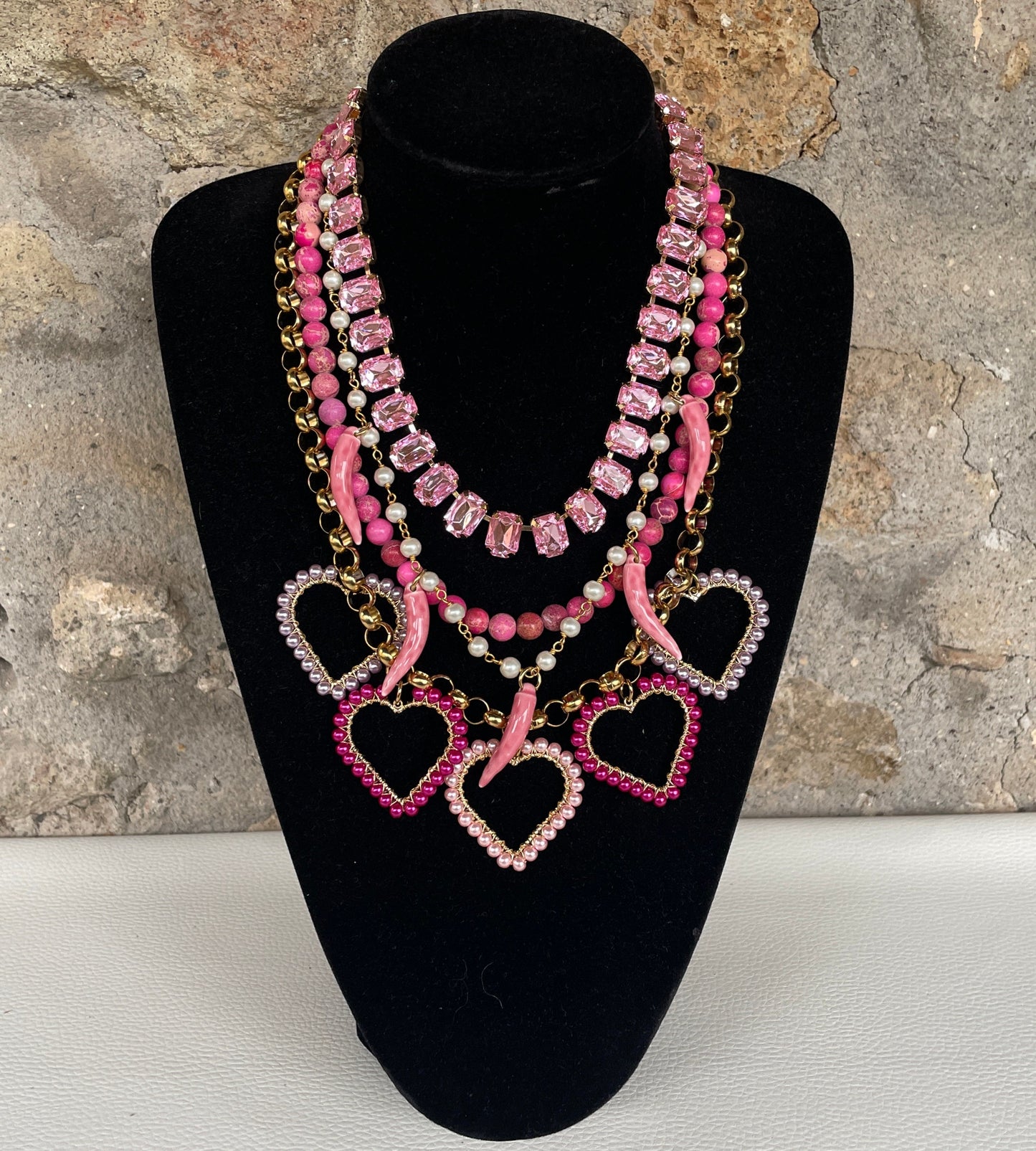 Collana composita, cinque fili, cristalli, corni ceramica, diaspro rosa, perle, cuori colorati, collana rosa, collana boho.&