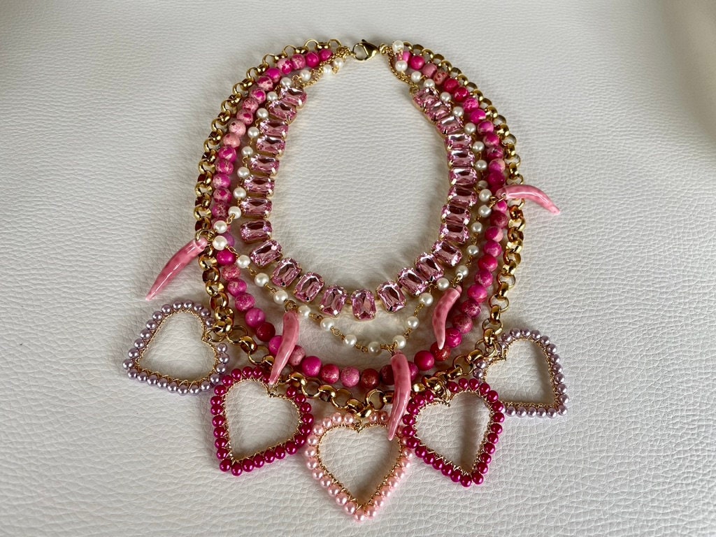 Collana composita, cinque fili, cristalli, corni ceramica, diaspro rosa, perle, cuori colorati, collana rosa, collana boho.&