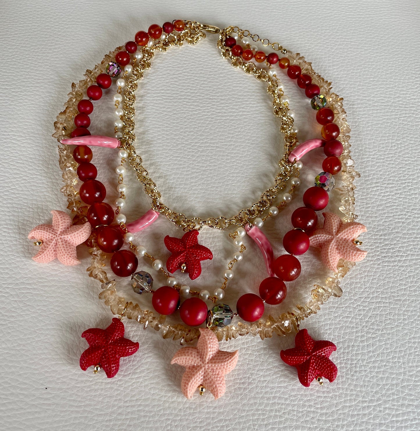 Collana composita, quattro fili, corni ceramica, collana vintage, stelle resina rosse e rosa, collana rosa, collana boho, perle.&