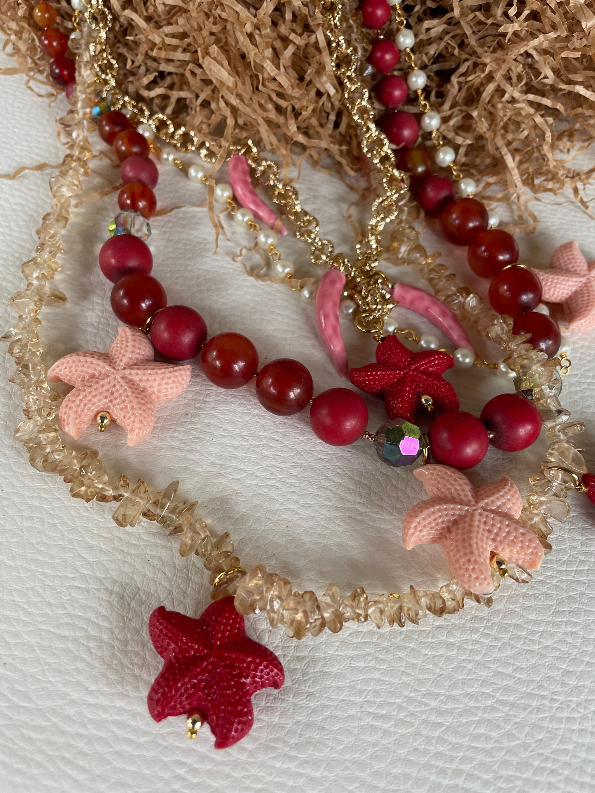 Collana composita, quattro fili, corni ceramica, collana vintage, stelle resina rosse e rosa, collana rosa, collana boho, perle.&