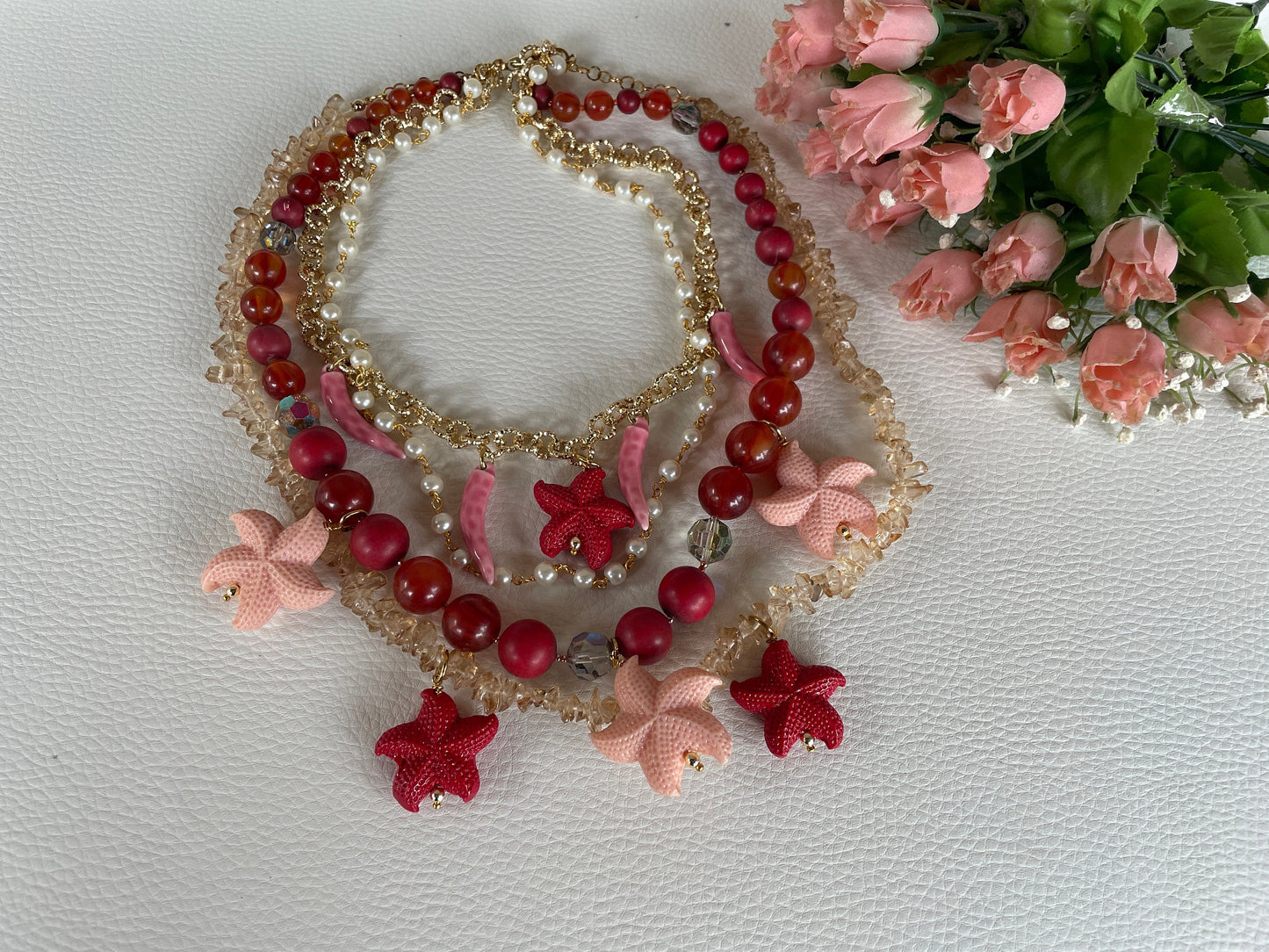 Collana composita, quattro fili, corni ceramica, collana vintage, stelle resina rosse e rosa, collana rosa, collana boho, perle.&