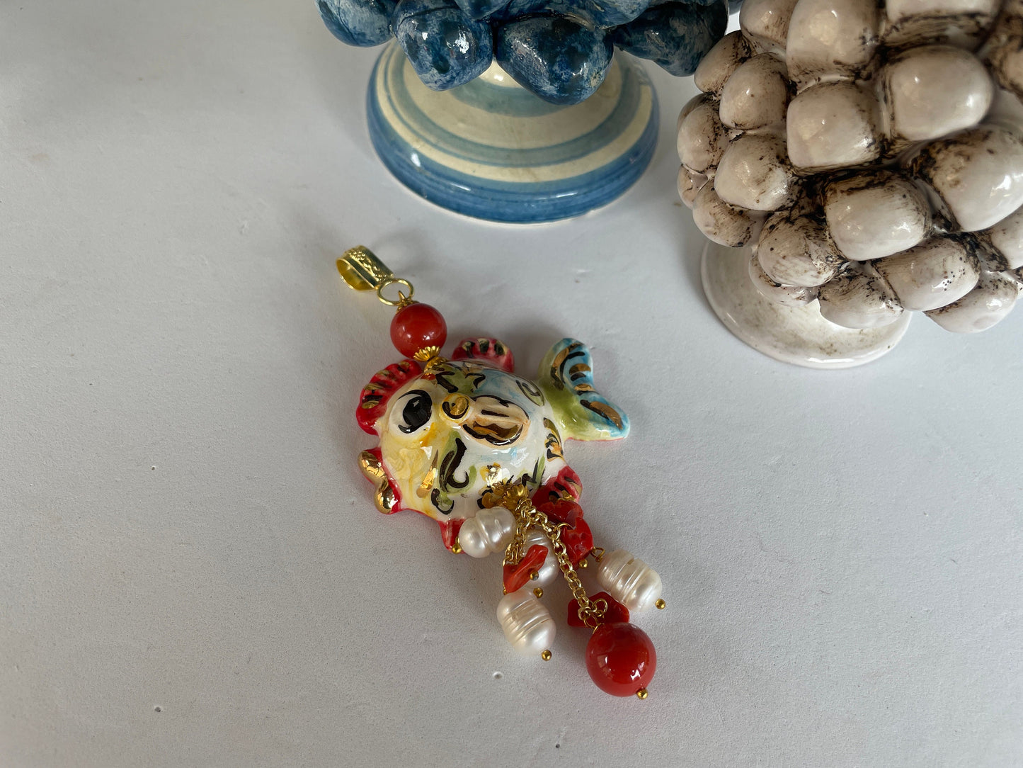 Ciondolo Caltagirone con pesce, ceramica di Caltagirone dipinta a mano, pendenti perle di pietre dure e perle naturali, collana siciliana.@