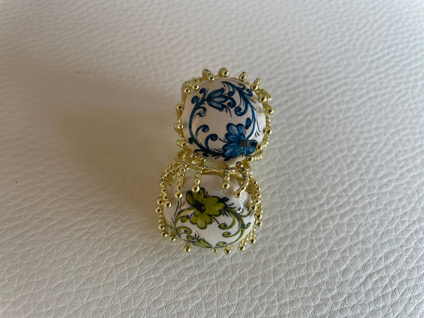 Anello siciliano, anello ceramica di caltagirone, anello maiolica, anello maxi, anello regolabile, anello ottone, anello scultura.<