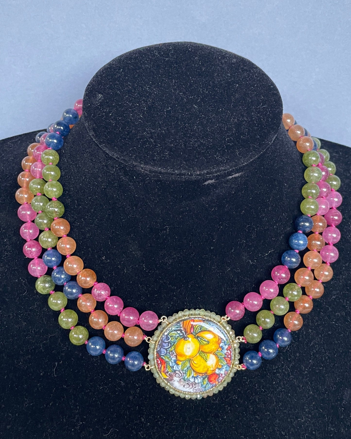 Collier tre fili, girocollo Giada Tormalina multicolor, collana annodata a mano, collana con mattonella Caltagirone, collana limone. !