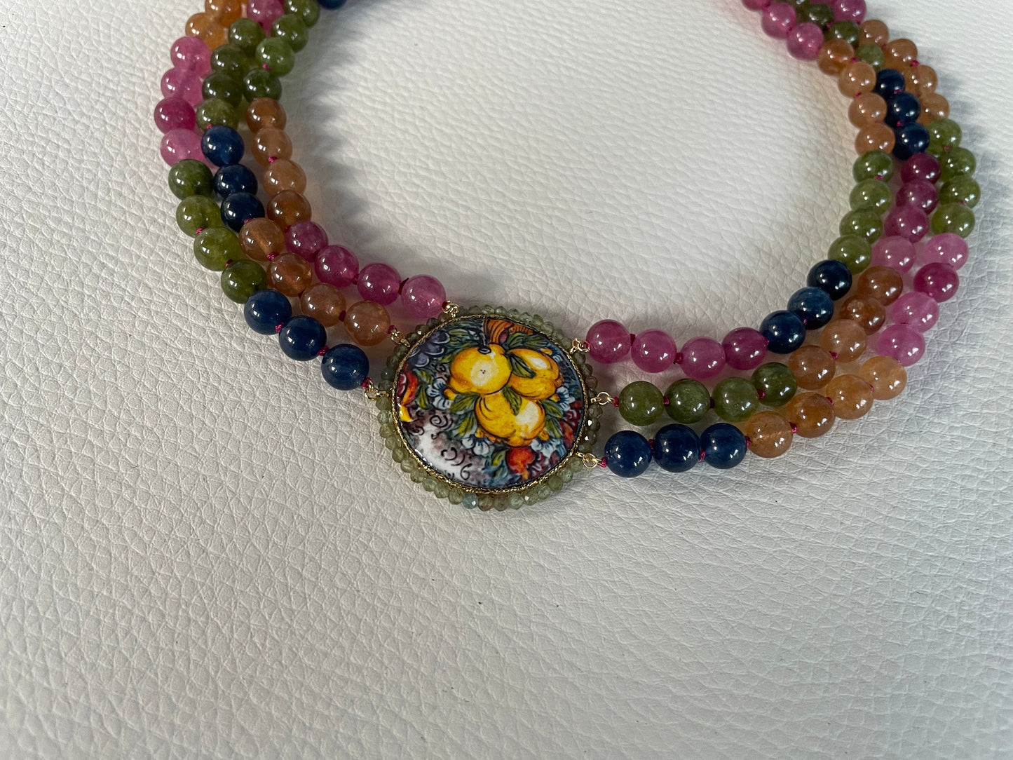 Collier tre fili, girocollo Giada Tormalina multicolor, collana annodata a mano, collana con mattonella Caltagirone, collana limone. !