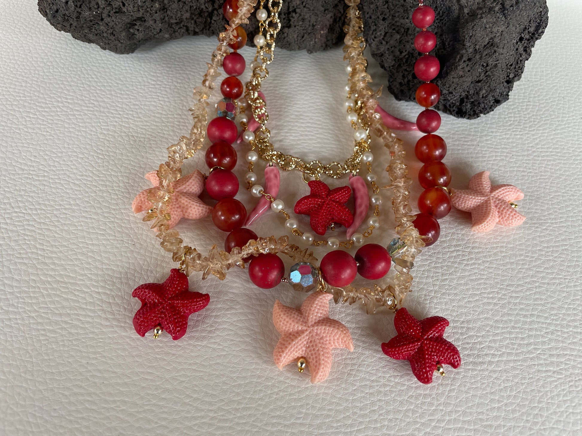 Collana composita, quattro fili, corni ceramica, collana vintage, stelle resina rosse e rosa, collana rosa, collana boho, perle.&