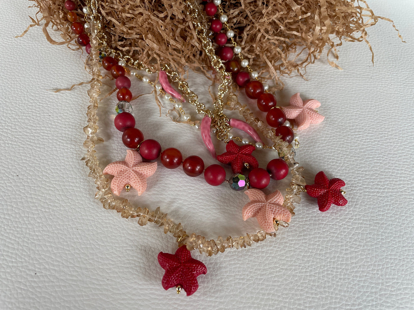 Collana composita, quattro fili, corni ceramica, collana vintage, stelle resina rosse e rosa, collana rosa, collana boho, perle.&